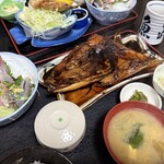 魚まさ - お刺身、茶碗蒸し、小鉢、お味噌汁がついてくる