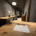 成 CH - シックな店内。