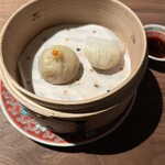 枸杞 - 左→大和ポークと上海蟹の味噌入り小籠包　右→自家農園のウイキョウと海老の蒸し餃子