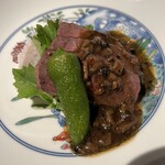 枸杞 - 大和牛　千巴菌ソースを添えて　下に飛鳥蓮根　味間芋のマッシュ