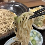 生そば あずま - 茎ワサビを少しのせ頬張る