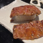 TOKYO焼肉ごぉ - 一枚は肉寿司に、もう一枚は溶き卵をたっぷりつけてそのままで