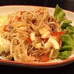 ランサーン - 魚介の旨みを味わうソムタムラオ。潰したサワガニの爪入り。