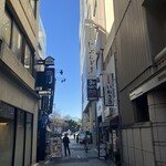 いわさき - この小道を抜けると左に日比谷シャンテ