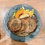 肉食家さんのハンバーグ にくきゅうグリル - 鬼ウマオニオンソースハンバーグ（トリプル）