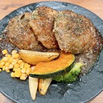 肉食家さんのハンバーグ にくきゅうグリル - 鬼ウマオニオンソースハンバーグ（トリプル）