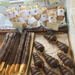 ポンレヴェック - 上の段　左の方にあるあんバターサンド
      最近の中では、いちばん好きな味♡