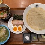 らぁ麺 とうひち - 鶏醤油のつけ麺。昆布水つけ麺です。2種類のスープ。