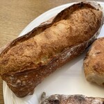 ポンレヴェック - こんなにでっかいけど¥60 凄っ‼︎
      ハムやチーズ、レタスorオムレツなど
      支度しておいて、レンチンしたバケットに
      挟んだら美味しいだろうなぁ…