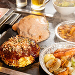 源亀 - 料理写真:鉄板上にいろんな料理が並べてあるシーン