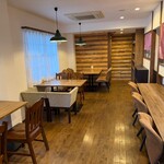 Rosea Bowl - 木目調の内観