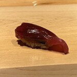 すが弥 - 赤身　ヅケ　あおさ入りの海苔を挟んでいる　これがよく香る