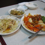 東海飯店 - 蒸鶏のねぎソース＆酢豚