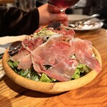 名駅WINE明智商店 - 生ハムのシーザーサラダ