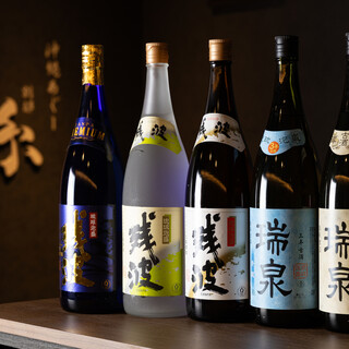 提供多種多樣的飲品，包括泡盛和鹿兒島的芋燒酒◎
