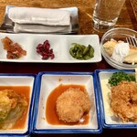 グリル満天星 麻布十番 - 奥がお漬物　右がチーズケーキ　手前左からロールキャベツ・カニクリームコロッケ・エビフライ