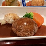 グリル満天星 麻布十番 - ハンバーグ　ガルニ（付け合わせ）も完成度高し