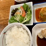 グリル満天星 麻布十番 - 上からカレーソース・サラダ・ご飯