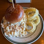 マーベリック - マカロニ&チーズバーガー。見た目のインパクト大！