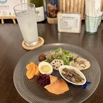 バルバルキッチンアメリ - せんべろセット：スモークサーモン、栗渋皮煮(¥1,000)