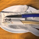 浜英水産 - 牡蠣剥きセットが準備されている