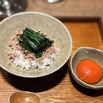 特選髙坂鶏 克つ鳥 - 焼きニラと鶏そぼろ卵かけご飯