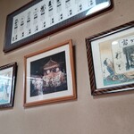 一穂 - 入口直ぐのテーブル席内装