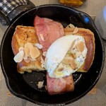 nakameguro SLOW TABLE - ベーコンとブラータチーズをのせた厚切りフレンチトースト（1,800円）