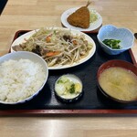 大衆食堂　やおせ - 料理写真:肉野菜定食＋アジフライ