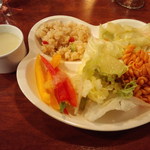 アンジュ - サラダ+白菜のスープ（サラダの盛り付けは、ほんの一例。まだまだ種類がございます）