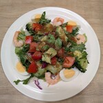 ガスト - 追加注文は、海老アボガドとケールのサラダ---税込910円　選べるドレッシングが3種類あって、玉ねぎ醤油ドレッシングにしました....