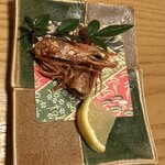 九州の酒と肴 博多 又 - お通しエビの唐揚げ