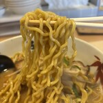 らーめん世界 - この中太縮れ麺がたまらんのですわ