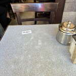 カリーライス専門店エチオピア - 窓側テーブル席、食券