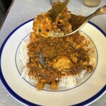 カリーライス専門店エチオピア - スパイスの葉っぱももちろん食べる