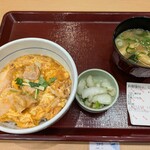 なか卯 - 親子丼小盛、みそ汁と漬物セット
