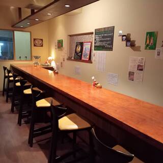 温もり溢れるモダンな店内は、大人が静かにひとりで楽しめる空間