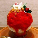 京かき氷 つみき - 見た目、真っ赤ないちごシロップがかかって、ホイップクリーム、いちご、セイヨウヒイラギの飾りが盛りつけられて、オーツハニークランブル、粉糖がかけられている真っ赤なかき氷～!!( ^o^)ﾉ