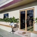 taramacafe - エントランス。シーズンの間、外のベンチにも人がたくさんでした。