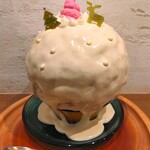 京かき氷 つみき - 真っ白なジャスミンミルクシロップがたっぷりかかっていて雪を表現し、ピンク色したラムクリームが小さなサンタ帽で、まるでサンタが雪の中に忘れた帽子のように表現されている～!!( ^o^)ﾉ