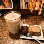 タイニーカフェ - アイスチャイ、バナナケーキ