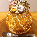 京氷菓 つらら - メレンゲのふわっふわ～で甘い軽い食感から始まり、ラズベリーの甘酸っぱさ、ピーカンナッツキャラメリゼのカリカリっとした甘い食感が癖になりそうなかき氷～!!( ^o^)ﾉ