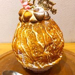 京氷菓 つらら - 全体的にメレンゲがたっぷり盛りつけられており、それをバーナーで焼いて焼色をつけて、サンタの人形とクリスマスプレートを盛りつけている〜!!( ^o^)ﾉ