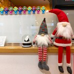 京氷菓 つらら - カウンター席の上に飾ってあった『ミャクミャク』のフィギュアやサンタクロースの人形～!!( ^o^)ﾉ