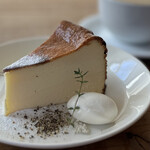 ワンルームコーヒー - 料理写真:バスク風チーズケーキ（税込み850円）