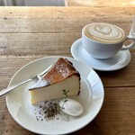 ワンルームコーヒー - チーズケーキには味変用に塩胡椒が添えられていました