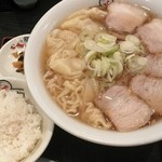 喜多方ラーメン 坂内 - ワンタン麺大盛￥940＆サービスライス