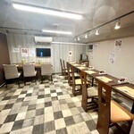 らーめん飛鶏魚 - 奥側カウンター席