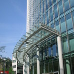 Hotel Concorde - ガラス壁面が美しいビル