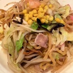 元祖ぴかいち - 博多皿うどん＠950円 見た目は長崎皿うどんの柔麺タイプに似ているが、もっと太く乾麺のうどんのような独特の歯応えが良い。豚骨スープが焼きラーメンのような感じでもあるがこれは皿うどんだ。具沢山でグー！